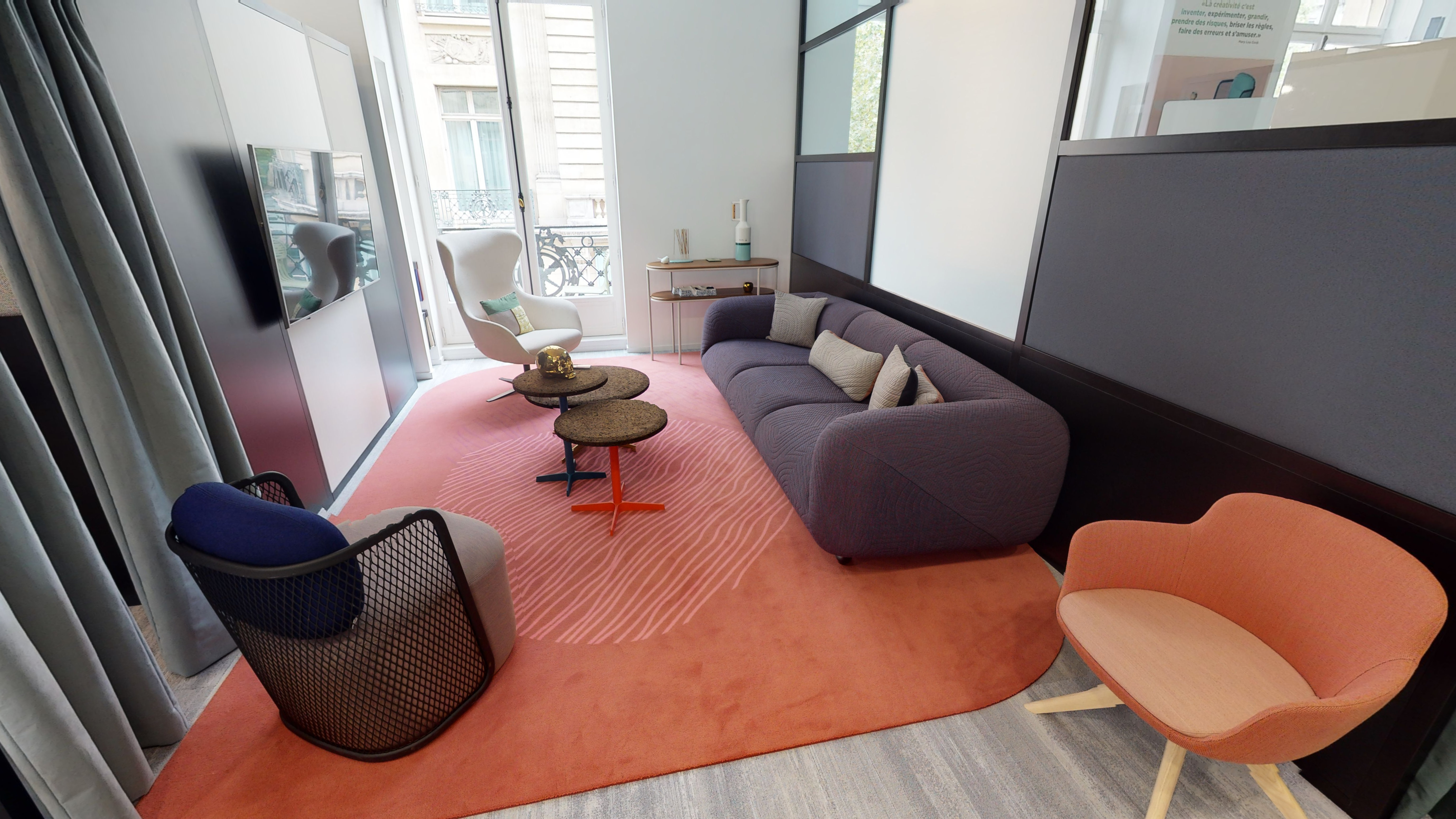 Cider a fait le choix du flex office pour ses collaborateurs afin de favoriser les discussions informelles. Des espaces de réunions semi-ouverts sont disséminés à plusieurs endroits du showroom, isolés phoniquement par d'amples rideaux et des tapis colorés.