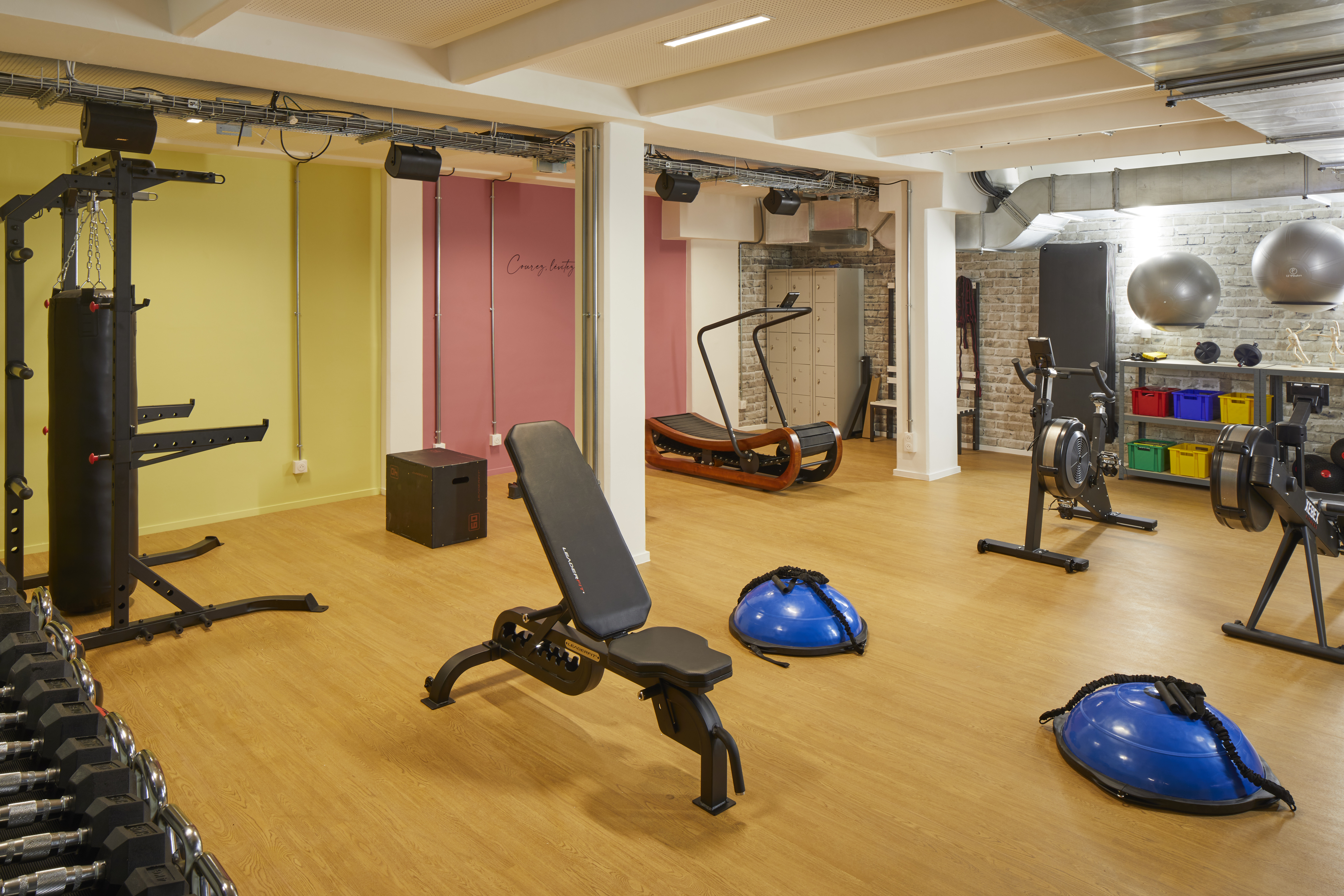 Une salle de sport et de fitness est accessible six jours sur sept pour tous les abonnés Wojo.