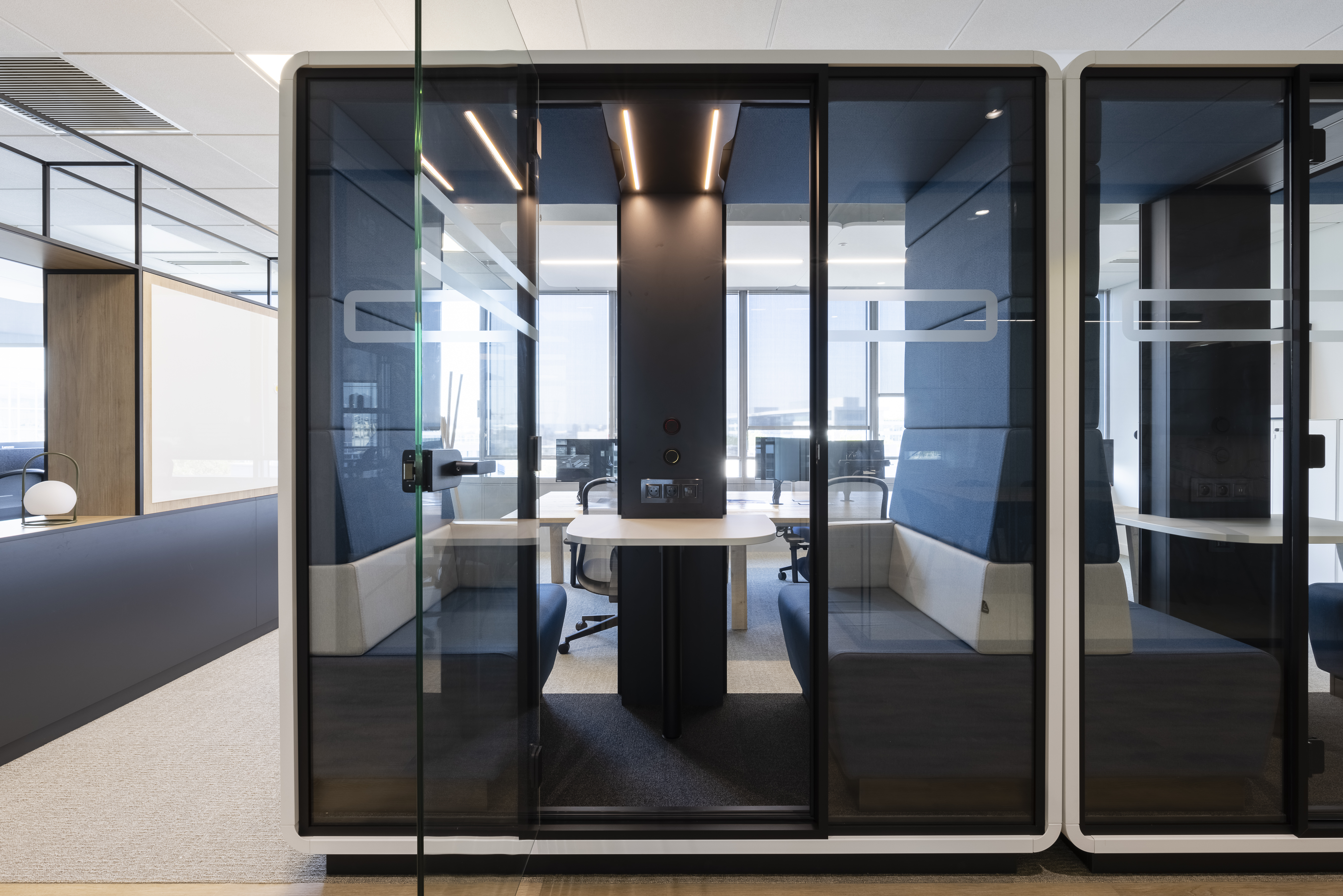 Ces cabines de la marque Hush, incarnent la modernité et l'évolution souhaitée par le groupe Delachaux : mettre à disposition des espaces collaboratifs agréables tout en préservant le besoin d'intimité ponctuelle de ses collaborateurs.