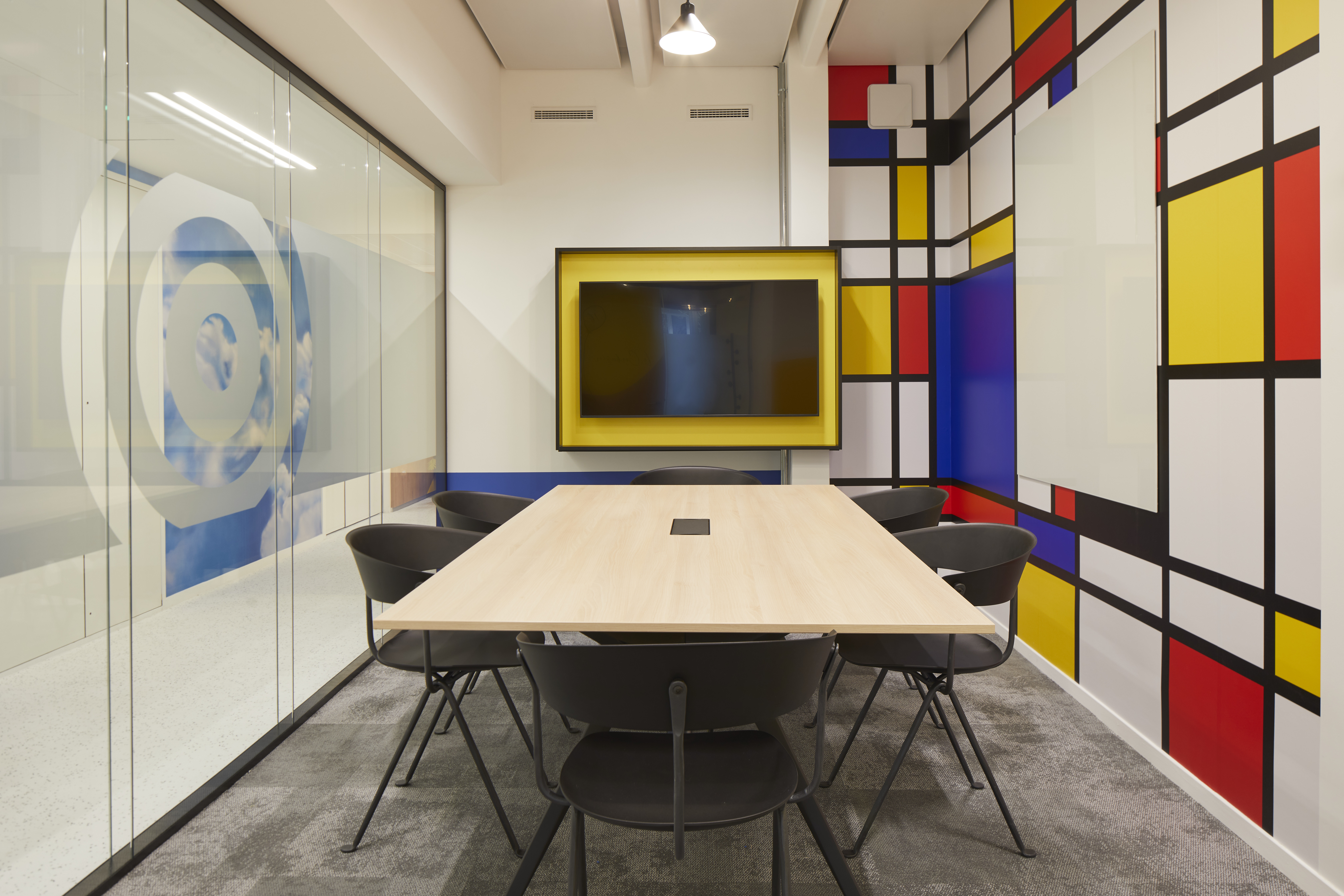 Cette salle de réunion incarne la modernité et fait honneur au travail d'architecture de Le Corbusier dans le 13ème arrondissement. Comme dans les autres salles, des détecteurs automatiques allument et éteignent la lumière.