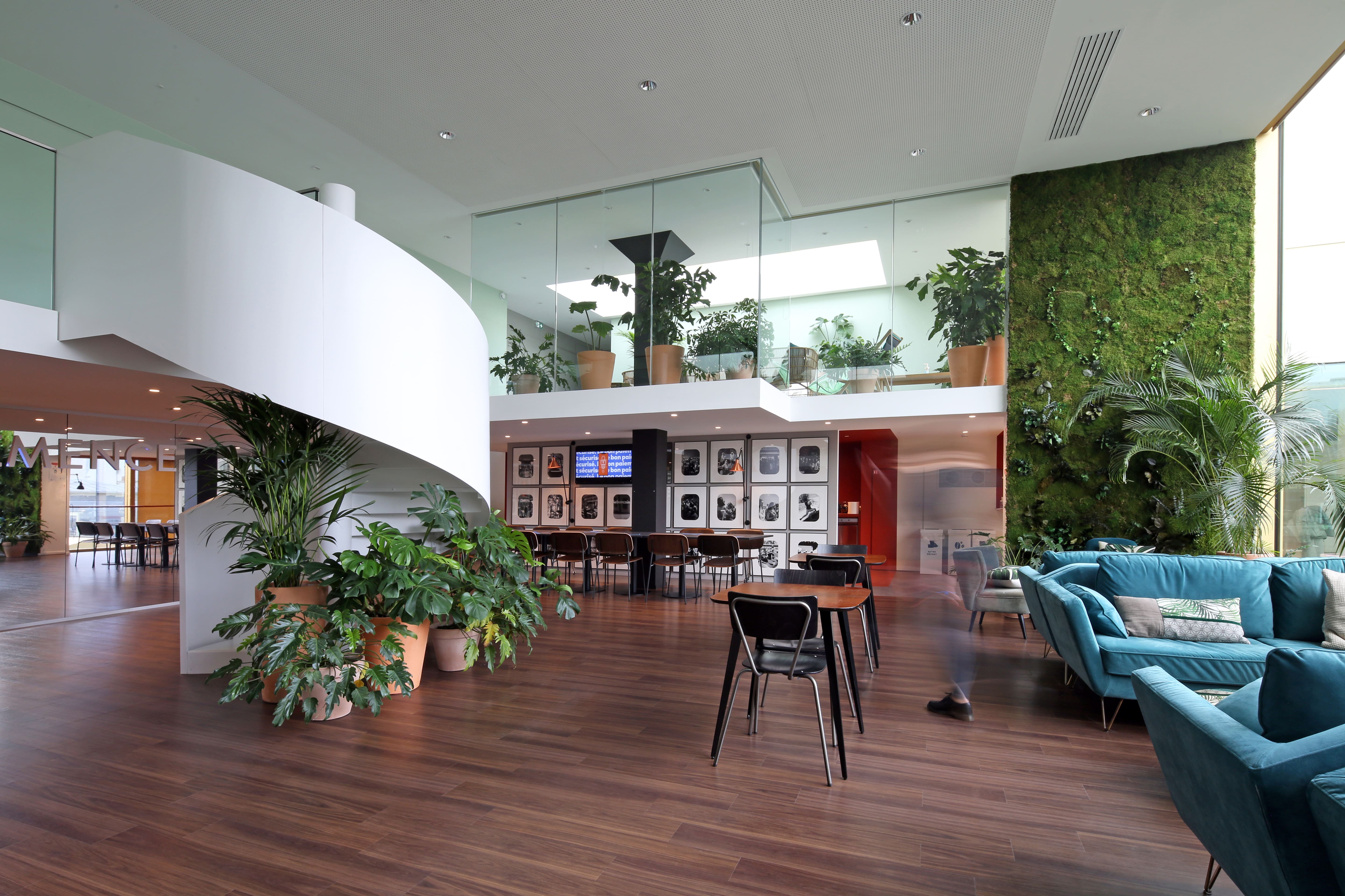 Installé au 5e étage dans un volume en double hauteur, le work café « Chez Clémence » offre un lieu de respiration dans une ambiance végétale et baignée de lumière. Un escalier central scénarisé permet d’accéder au toit-terrasse aménagé.