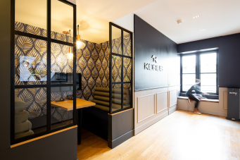 Pour occuper ses 500 m² de bureaux, Korus a opté pour le flex office avec la création d'espaces de collaboration dont 11 bulles semi-ouvertes.