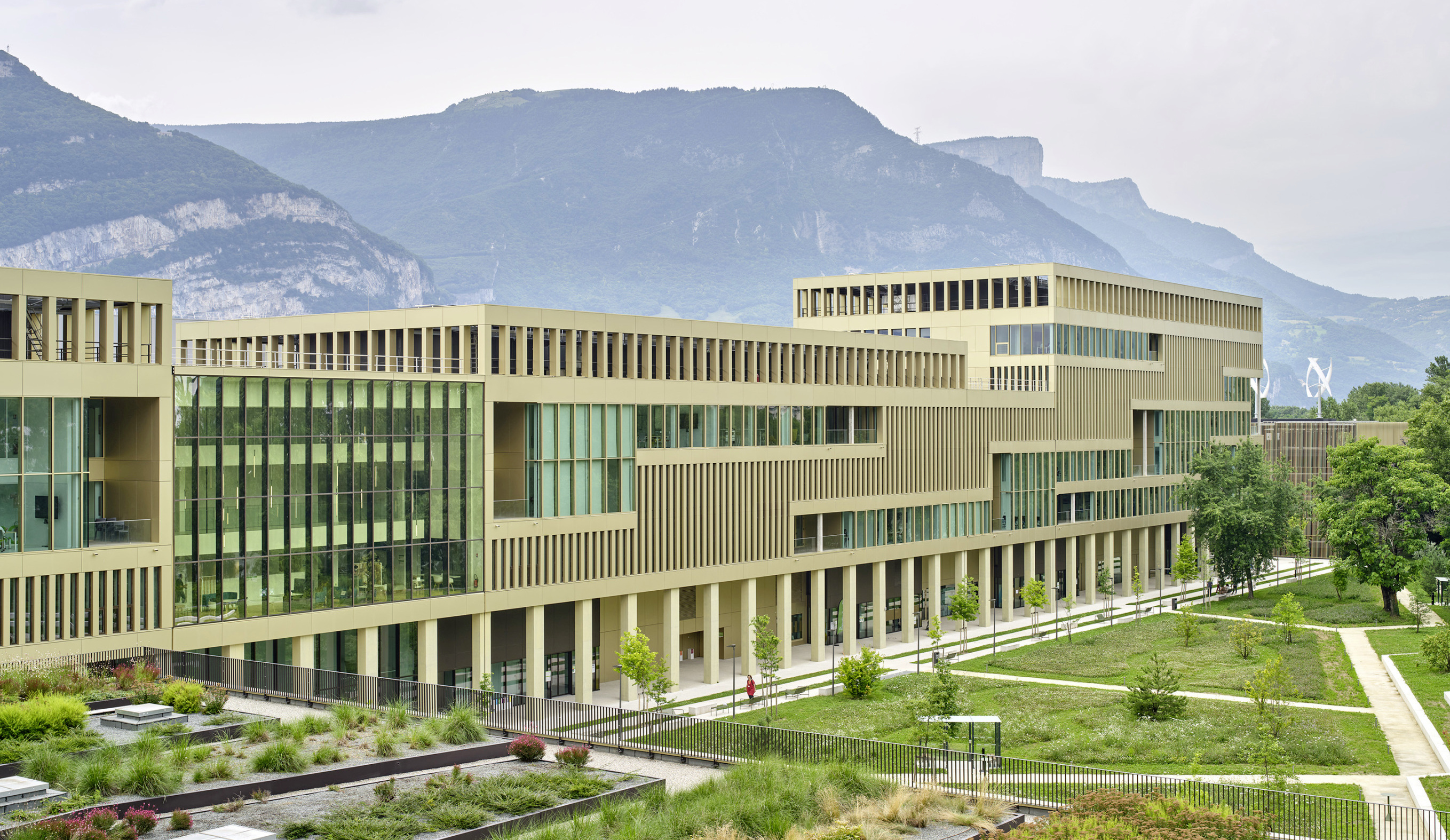 Le campus IntenCity, conçu par l'agence Groupe-6, est implanté au cœur de l'écoquartier de la Presqu'ile de Grenoble, à la confluence entre l'Isère et le Drac, au pied de la montagne et proche du futur parc naturel.