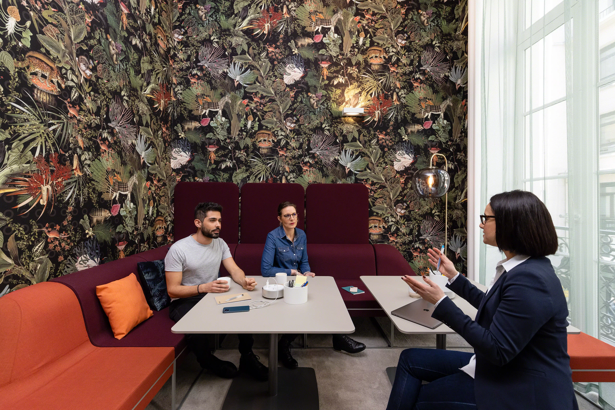 Chaque salle de réunion est réservable et possède une atmosphère différente, épurée pour les entretiens au long cours, ou au contraire plus colorée pour les entrevues plus brèves ou les points d'équipe.