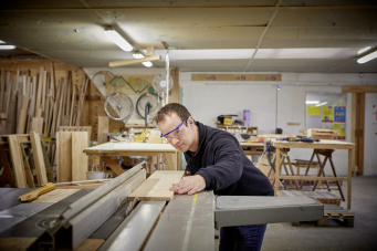 L'atelier de Mobil Wood dans l'Yonne est spécialisé dans le travail du bois massif. 