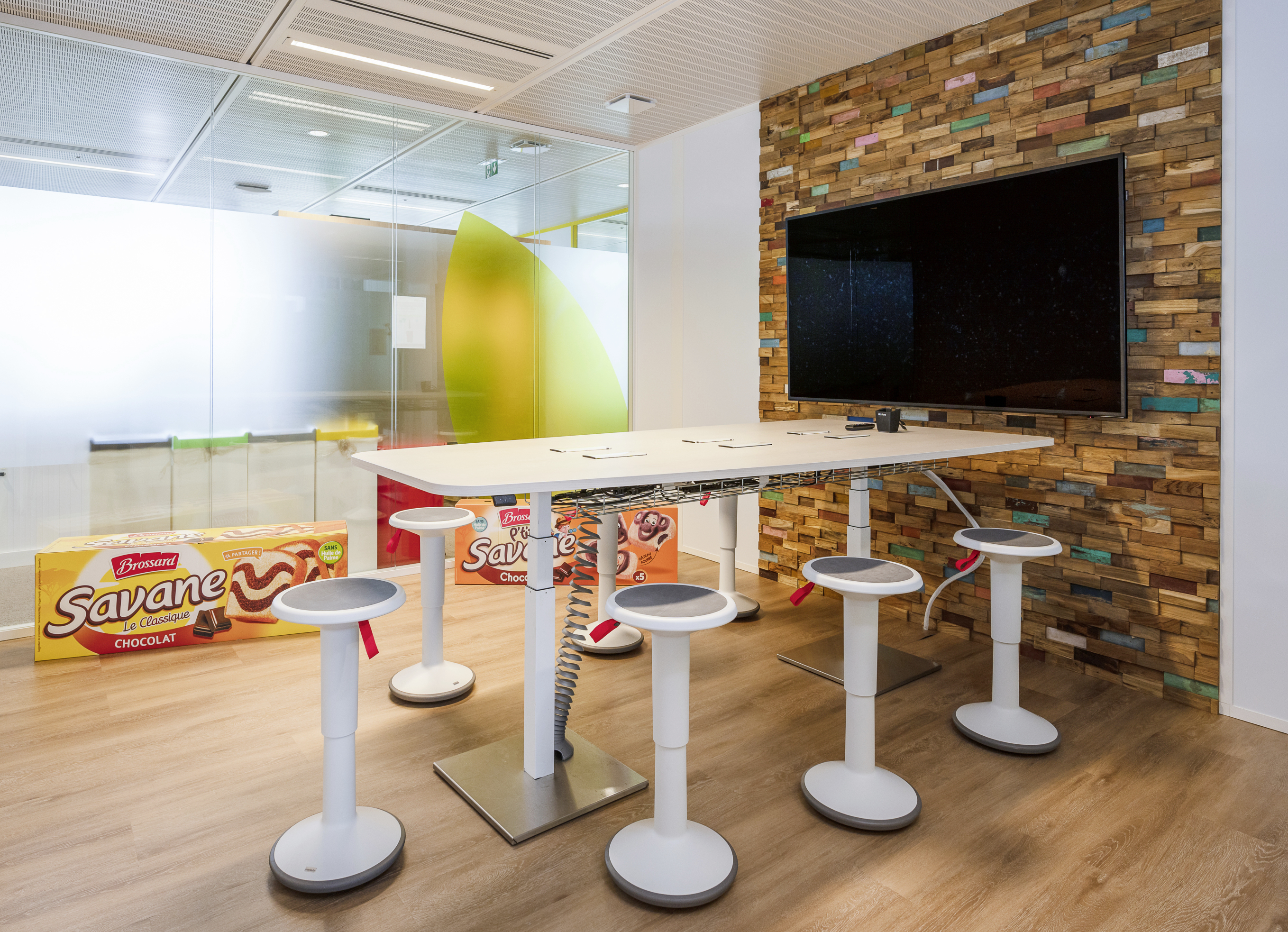 Les postes en flex office sont organisés autour de « territoires d’équipe », symbolisés par des codes couleur. Chaque zone dispose de ses propres salles de réunion en plus des espaces mutualisés. 
